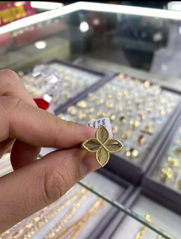 Кольца: Кольцо "Клевер " жёлтое золото! грамм 1,9 размер ; 17,5 цена