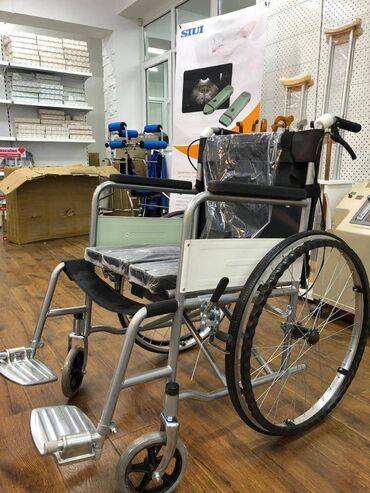 Инвалидные коляски: Коляска стандартная с сан-м у-вом с пласт. поднож и желез.подножк