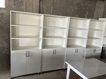 3 mertebe qab: Ağ rəngli ofis kitab şkafları - Üst hissə: 3 açıq rəfli modul, kitab