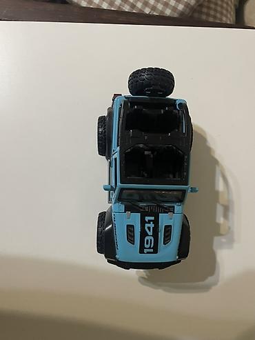 Модель внедорожника Jeep Wrangler Rubicon 1:32 (прибл.) в голубом