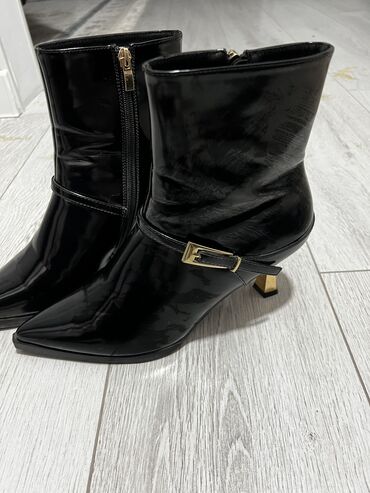 Ботинки и ботильоны: Черные демисезонные ботинки на каблуке - Элегантные полусапожки из — 2