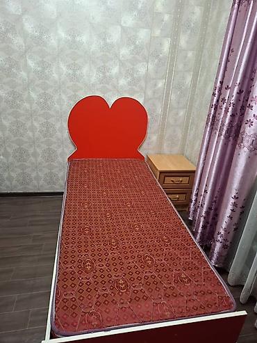 Кровати: Односпальная кровать с оригинальным изголовьем в форме сердца. - — 1