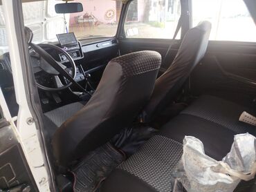 VAZ (LADA): VAZ 2107 sedan, ağ rəng. Klassik kuzov dizaynı, xrom ön barmaqlıq və — 7