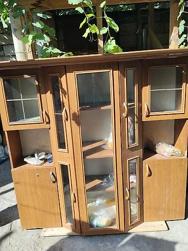 Vitrinli qonaq otağı dolabı - Material: taxta/laminat örtük, qoz
