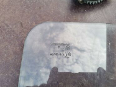 Auto delovi: Staklo desnih zadnjih vrata Lada 2131 Niva produzena. Skinuto sa — 8