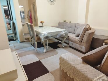 Uzunmüddətli kirayə mənzillər: Tam mebellı mənzil interyeri - Zal: Yumşaq künc divan dəsti, əlavə — 1