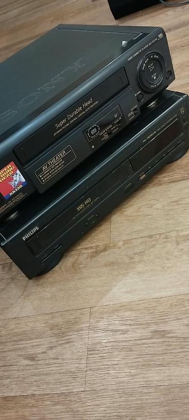 магнитофон нота: Два видеомагнитофона VHS. 1) Sony (модель из серии SLV, на панели — 4