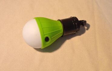 servis za rucavanje: Nova prenosiva lampa sa kukom. Koristi tri AAA baterije. Ima tri