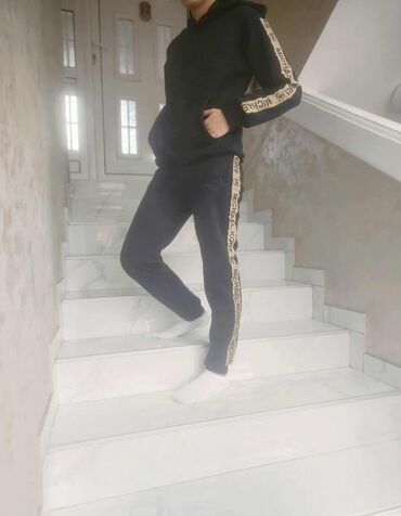 Gornji i donji deo: Ženske Futrovane trenerke 
S-xxl
4.700 din na lalafo.rs — 8 Gornji i donji deo: Ženske Futrovane trenerke 
S-xxl
4.700 din — 8