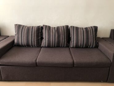 постельные подушки: Раскладной диван, Б/у, Тройка
