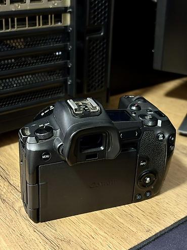 hdm: Беззеркальная камера Canon EOS R (байонет RF) + переходник, батарейка — 3