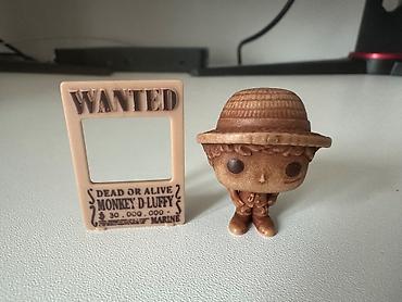 pive seti: One Piece – Monkey D. Luffy mini fiquru və “Wanted” çərçivəsi seti - — 4