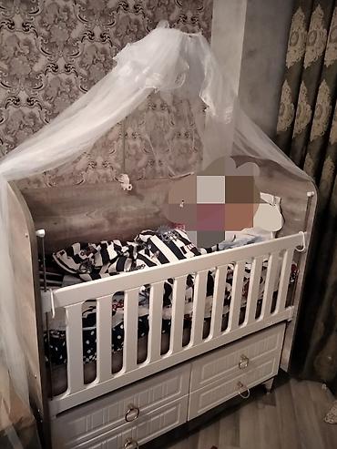 Beşiklər: Oğlan və qız üçün, İşlənmiş, Dördbucaq, Beşik, Dəstsiz, Matrassız, Yellənmə mexanizmsiz — 1