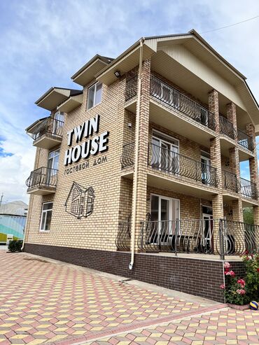 сдаю дом на иссык куле: Номер, twin house Чолпон-Ата, Детская площадка, Парковка, стоянка, Охраняемая территория