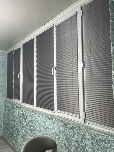 Жалюзи и рольшторы: Предлагаются различные виды жалюзи для окон. В наличии рулонные шторы — 3