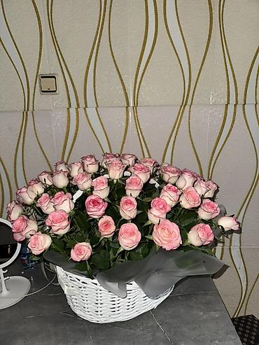 опрыскивать: Композиция из роз в корзине - Пышная корзина с розами нежного — 4