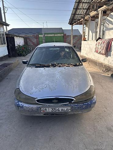 буу зеркало: Ford Mondeo седан, серебристый цвет, левый руль. Кузов: - 4 двери — 2