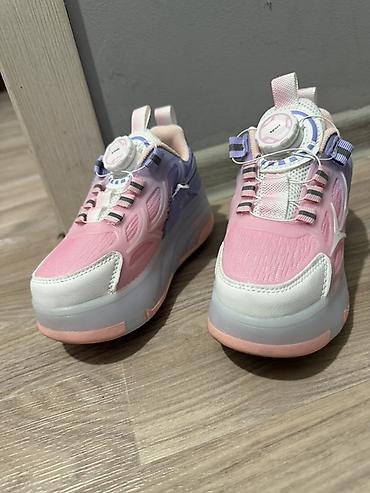 nike react: Детские кроссовки на колесиках с подсветкой подошвы 28 размер - — 1