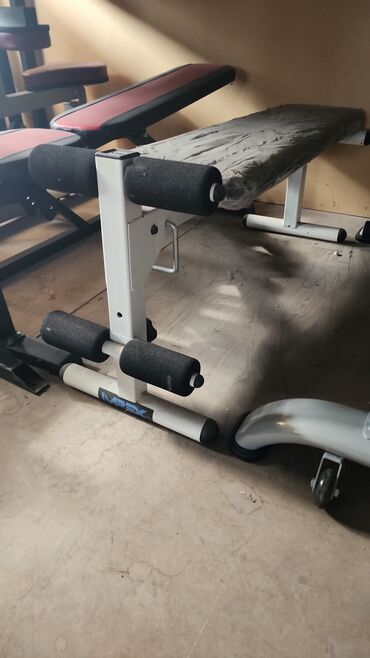 ролик для тренировки: Белая скамья для пресса от Weider с валиками для ног. Предназначена