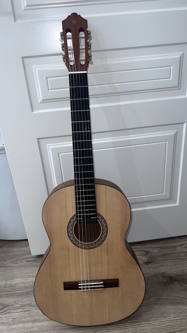 Гитары: Продаю классическую гитару Yamaha C40M (4/4) Состояние отличное, за at lalafo.kg Гитары: Продаю классическую гитару Yamaha C40M (4/4) Состояние отличное, за