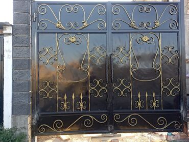 Откатные ворота: Элегантные кованые ворота черного цвета с изящными золотистыми — 38