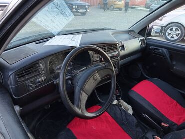 Volkswagen: Volkswagen Golf: 1993 г., 1.6 л, Механика, Бензин, Седан