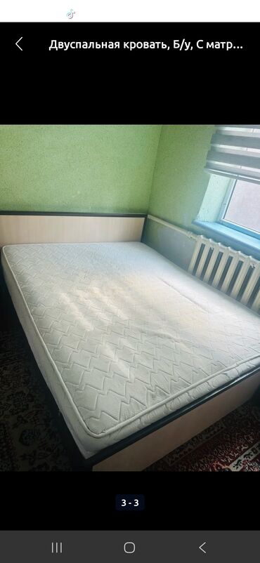 двухспальный кровать: Двуспальная кровать с бежевым изголовьем и темным основанием