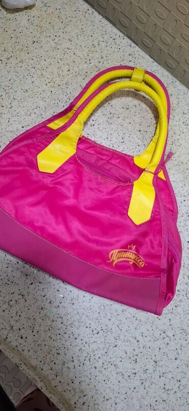 Məktəb çantaları: Fərqli ölçü və dizaynlarda uşaq çantaları dəsti. Çantalar müxtəlif — 12