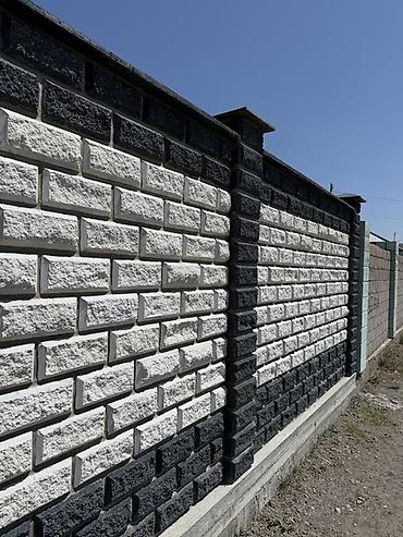 Декоративные бетонные секции для ограждений «под колотый кирпич» -