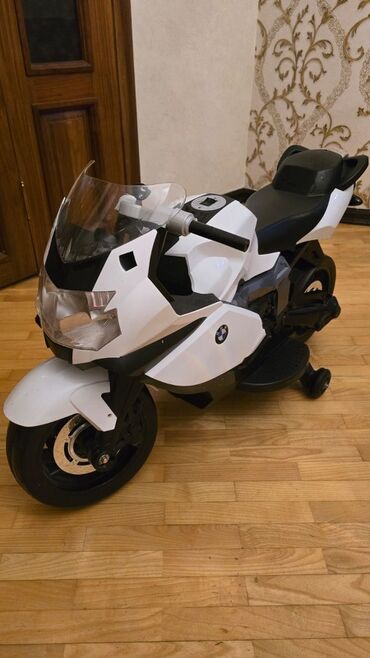 uşaq üçün matasklet: Uşaq üçün elektrikli motosiklet – BMW stilində, ağ/qara rəngdə.İşlək