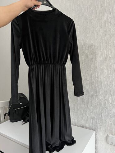 черное платье вышитое бисером: Вечернее платье, Классическое, Средняя модель, Бархат, С рукавами, M (EU 38)