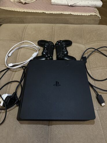 ps4 disklerin satisi: Playstation 4 slim +butun kabelleri +oz kabelinin basligi +2 original