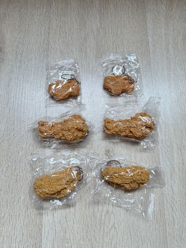 мужская золотая цепочка: Продаю брелки KFC, очень реалистичные. Разной формы есть. Большие