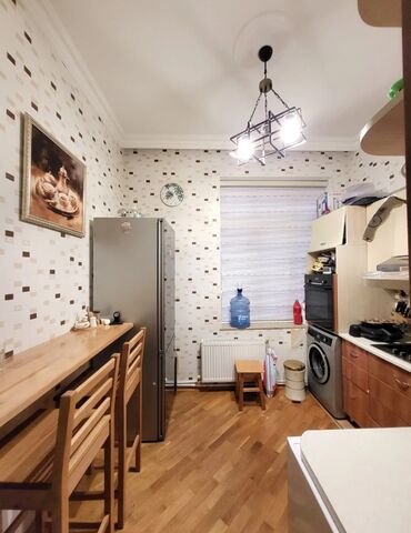 Uzunmüddətli kirayə mənzillər: Mənzil Elmlər Akademiyasi. metrosuna yaxın ərazidə yerləşir.Piyada 3-4 — 7