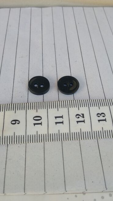 Аксессуары для шитья: Пуговицы пластмассовые диаметр 13 мм. черные 80000шт, белые 20000шт