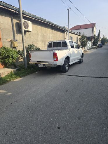 Avtomobil satışı: Toyota Hilux pikapı, etibarlı və güclü nəqliyyat vasitəsidir. Yük