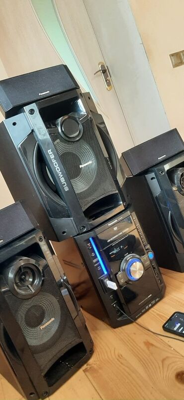 Musiqi mərkəzləri: Panasonic markalı qara rəngli musiqi mərkəzi, güclü səs təcrübəsi üçün