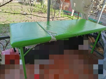 стол с табуреткой: Массажный/процедурная кушетка и небольшой столик со дмумя