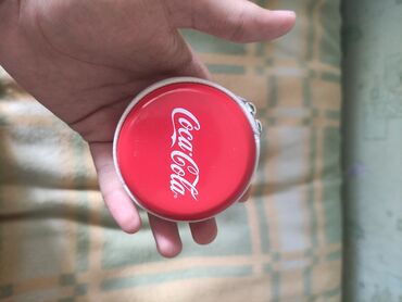 PortAventura loqosu və Coca-Cola yazısı ilə bəzədilmiş dairəvi formada