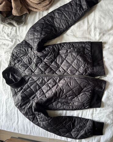 qara cins pencekler: Qara rəngli quilted (romblı tikişli) . - Bomber üslubunda, yüngül və