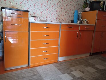 продаю кухонный буфет: Кухонный гарнитур, цвет - Оранжевый