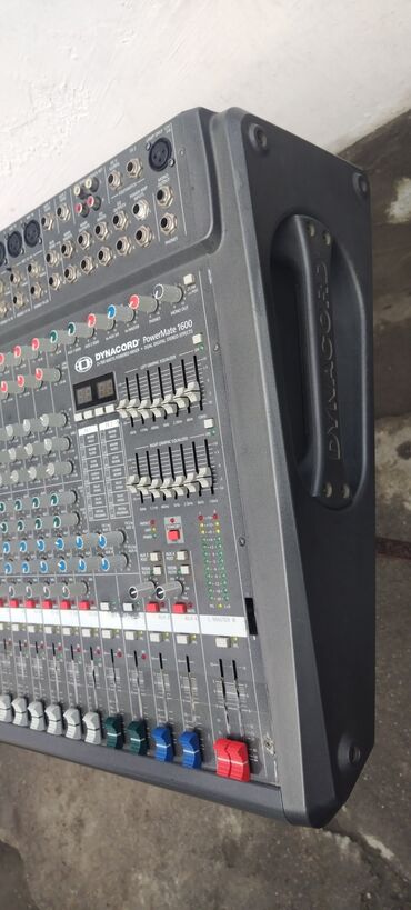 Mikşerlər: Dynacord PowerMate 1600 gücləndiricili mikser. Isteyen olsa 2 — 3