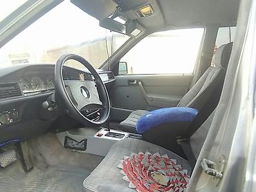 bmw kohnə model: Mercedes-Benz 190E (W201) sedan təqdim olunur. Avtomobil klassik — 2