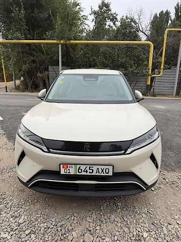 BYD — салон автомобиля, светлый кожаный интерьер - Просторный салон с at lalafo.kg BYD — салон автомобиля, светлый кожаный интерьер - Просторный салон с