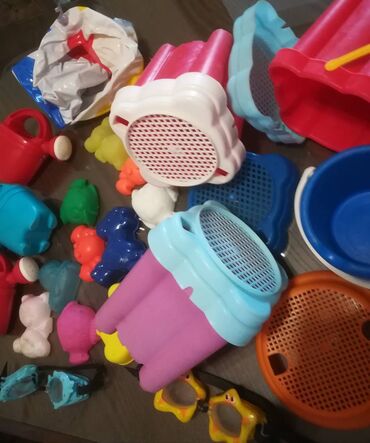 Igračke: Igračke plastične, 20 kom sve za 1000 din. 12 figurica, 3 kantice, 4 — 7