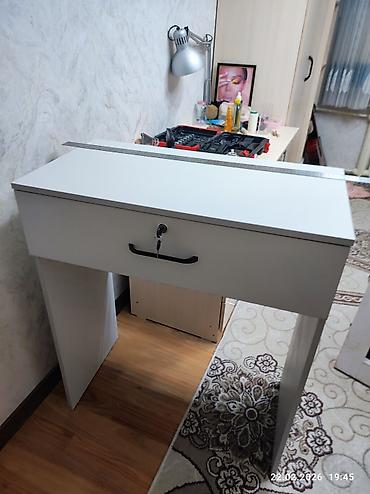 Маникюрные столы: Стол для визажиста замком Новый обсалютно можно с верху зеркала — 2