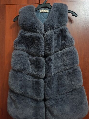 меховая куртка: Продаю новую меховую жилетку (один раз одевали) на 5-6 лет