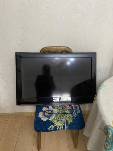 телевизор на компьютер: Телевизор с плоским экраном, диагональ ориентировочно 32–37". Черная