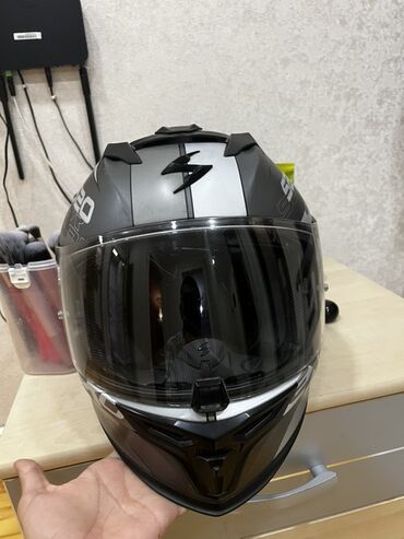 Scorpion EXO S20 motosiklet dəbilqəsi, qara və boz rənglərin ahəngli