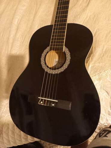 Akkordeonlar: Qara klassik gitara – ZTE brendi - Korpus: parlaq qara rəng, ağ kənar